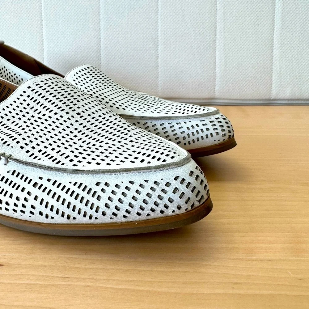 ✨🎊HP✨🎊.  NWOT! Crown Vintage Venetia White Leather Perforated Loafer - Picture 3 of 8